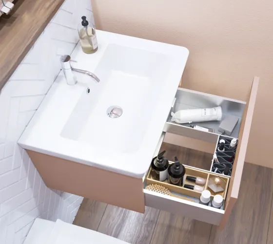 Small bathroom inspiration with a washbasin cabinet in a special color, mirror cabinet with lights, decorative mirrors with tinted glass shelf, white herringbone tiles give a sleek and classic look.